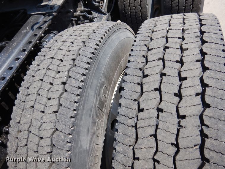 image for item GE9422 2015 Mack CXU613  semi truck