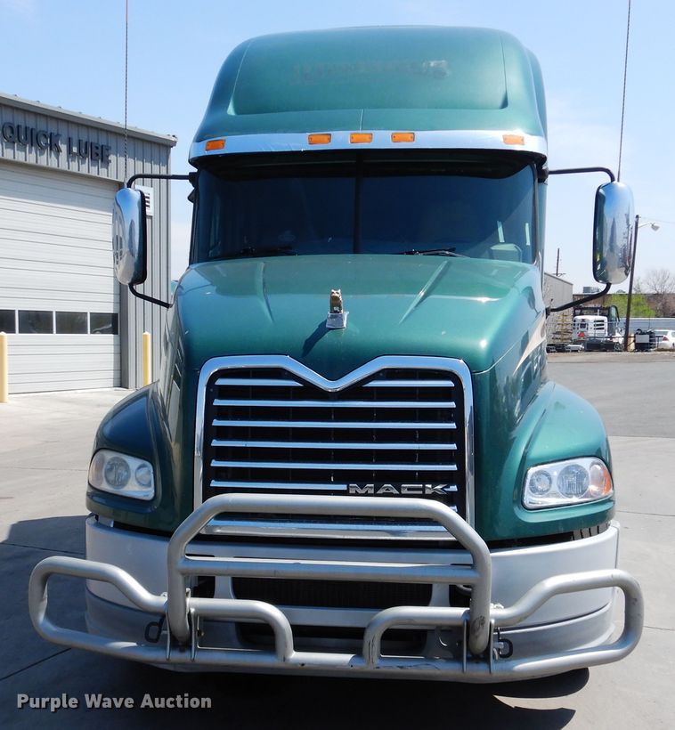 image for item GE9423 2015 Mack CXU613  semi truck