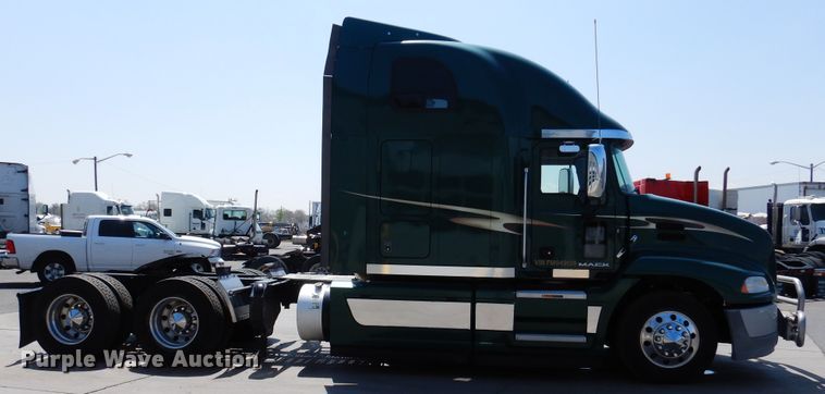image for item GE9423 2015 Mack CXU613  semi truck