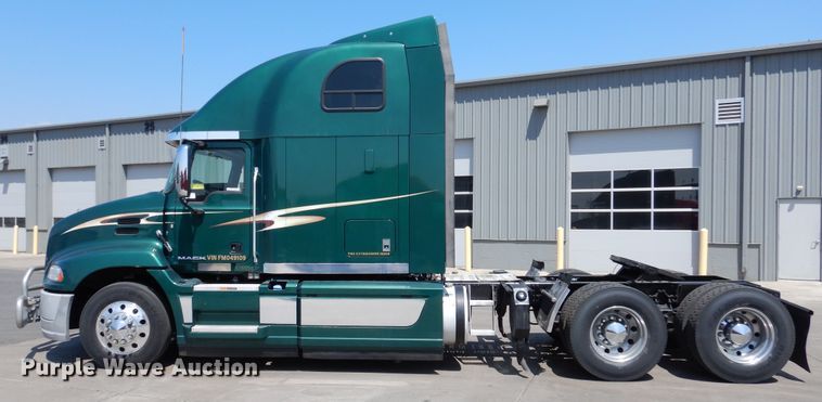 image for item GE9423 2015 Mack CXU613  semi truck