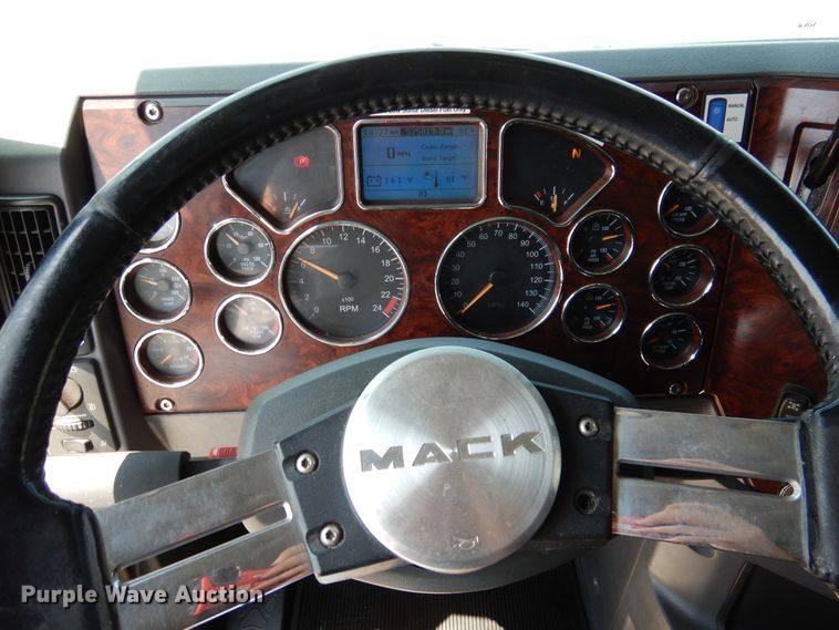 image for item GE9423 2015 Mack CXU613  semi truck