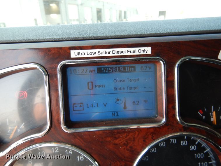 image for item GE9423 2015 Mack CXU613  semi truck