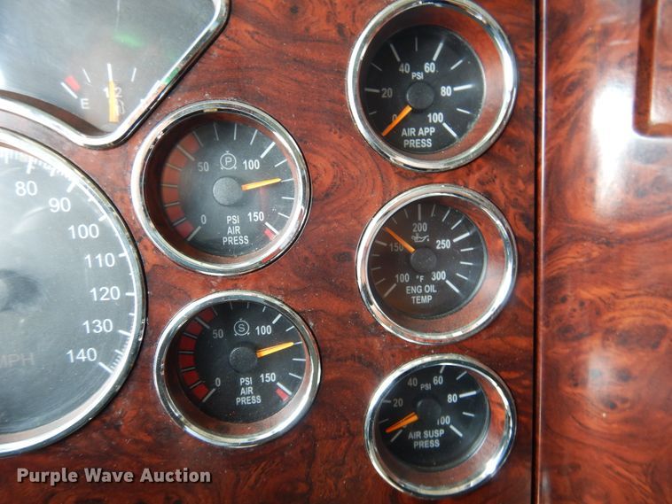 image for item GE9423 2015 Mack CXU613  semi truck