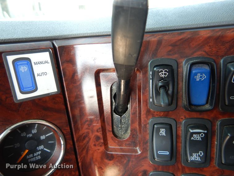 image for item GE9423 2015 Mack CXU613  semi truck