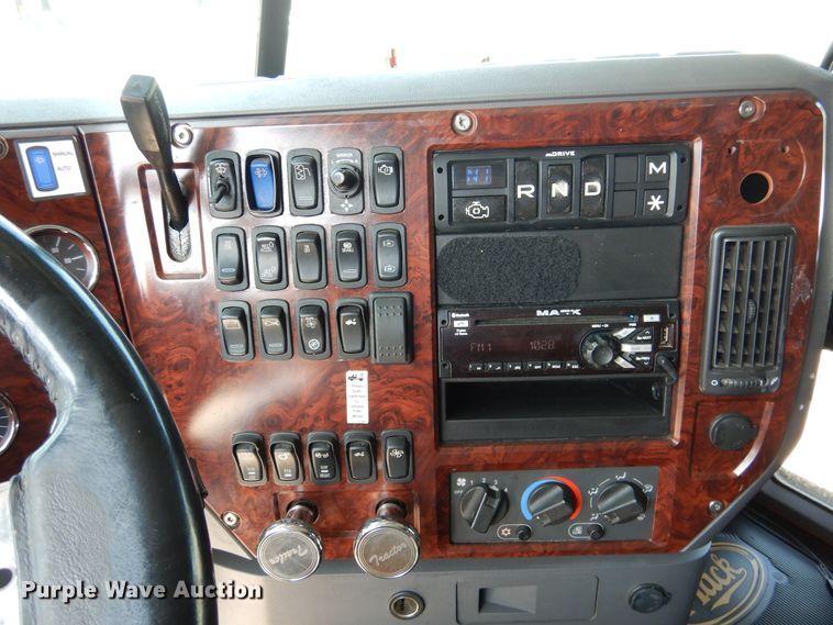 image for item GE9423 2015 Mack CXU613  semi truck