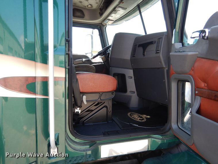 image for item GE9423 2015 Mack CXU613  semi truck