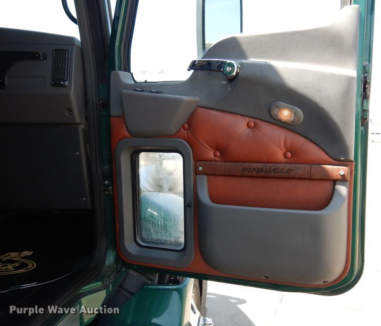 image for item GE9423 2015 Mack CXU613  semi truck