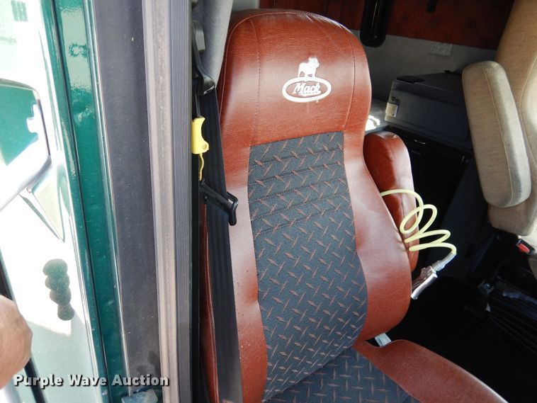 image for item GE9423 2015 Mack CXU613  semi truck