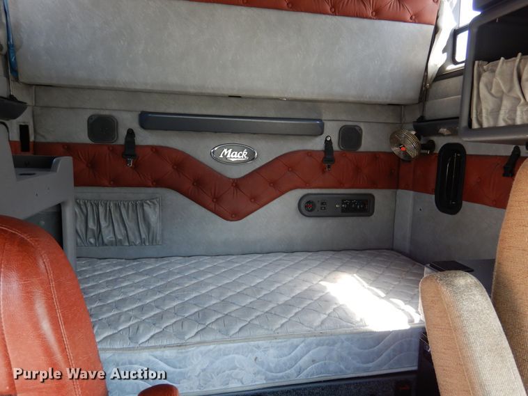 image for item GE9423 2015 Mack CXU613  semi truck