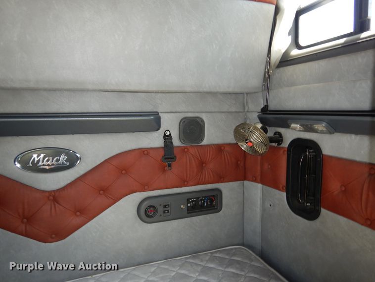 image for item GE9423 2015 Mack CXU613  semi truck