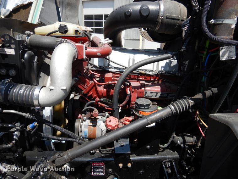 image for item GE9423 2015 Mack CXU613  semi truck