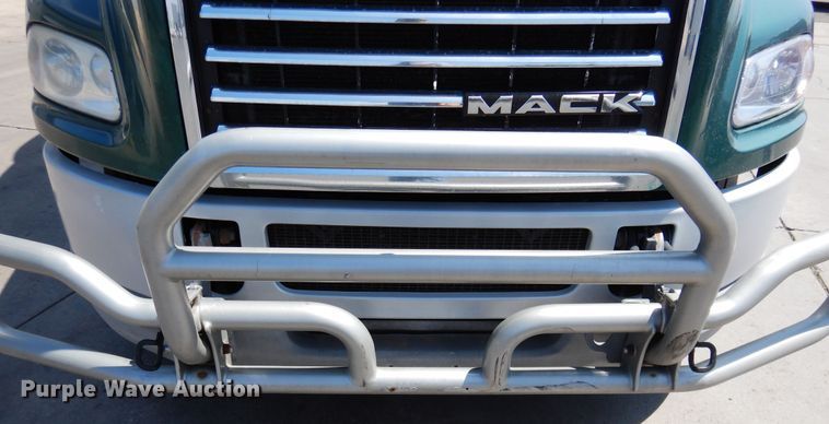 image for item GE9423 2015 Mack CXU613  semi truck