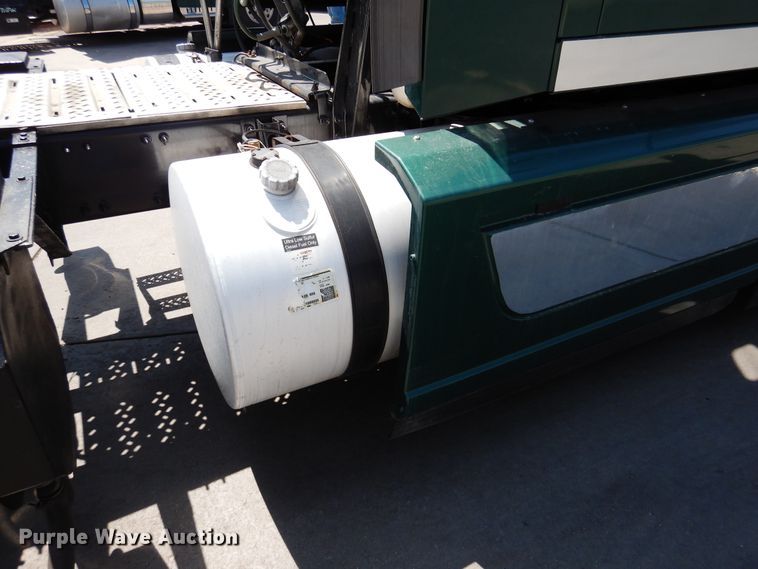 image for item GE9423 2015 Mack CXU613  semi truck