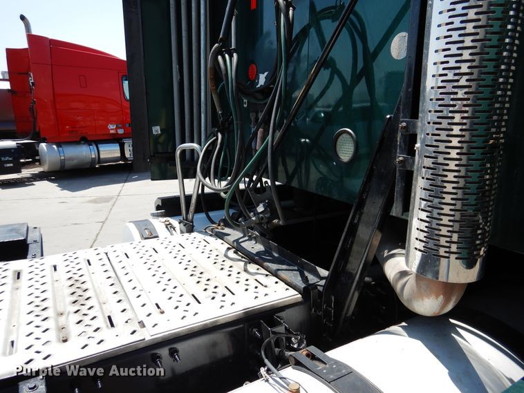 image for item GE9423 2015 Mack CXU613  semi truck