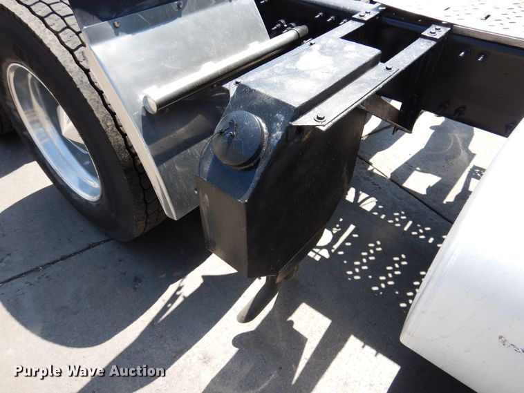 image for item GE9423 2015 Mack CXU613  semi truck