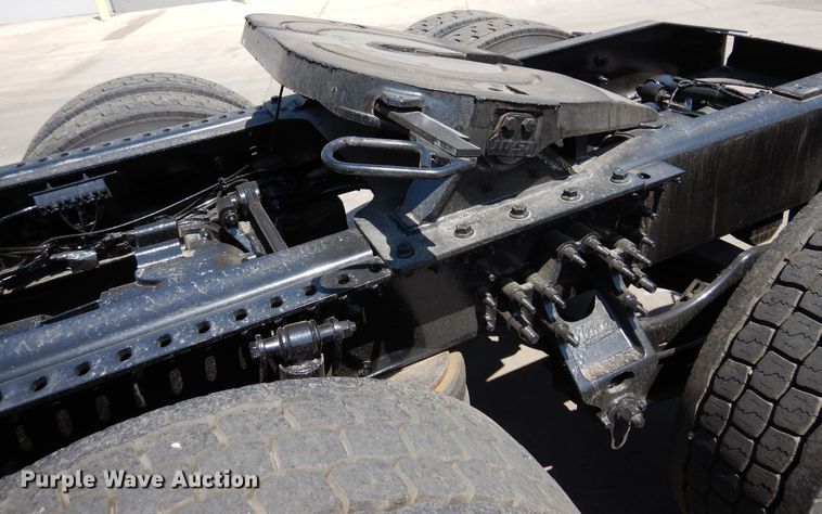 image for item GE9423 2015 Mack CXU613  semi truck