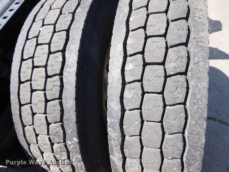 image for item GE9423 2015 Mack CXU613  semi truck