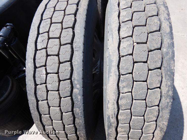 image for item GE9423 2015 Mack CXU613  semi truck