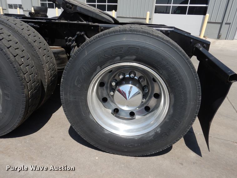 image for item GE9423 2015 Mack CXU613  semi truck