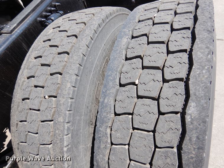 image for item GE9423 2015 Mack CXU613  semi truck