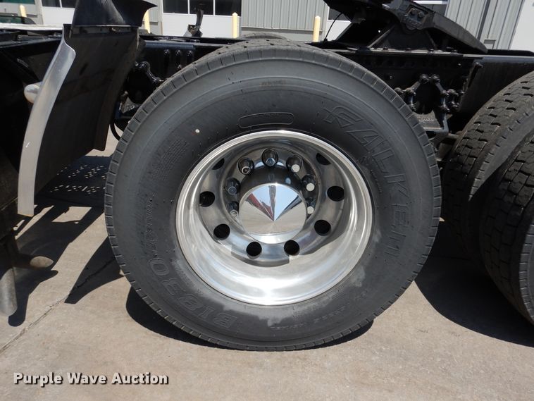 image for item GE9423 2015 Mack CXU613  semi truck