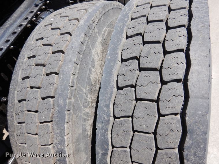 image for item GE9423 2015 Mack CXU613  semi truck