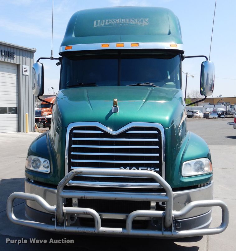 image for item GE9424 2015 Mack CXU613  semi truck