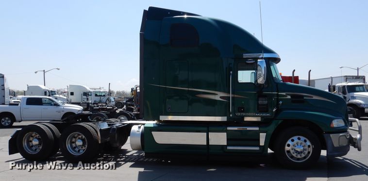 image for item GE9424 2015 Mack CXU613  semi truck