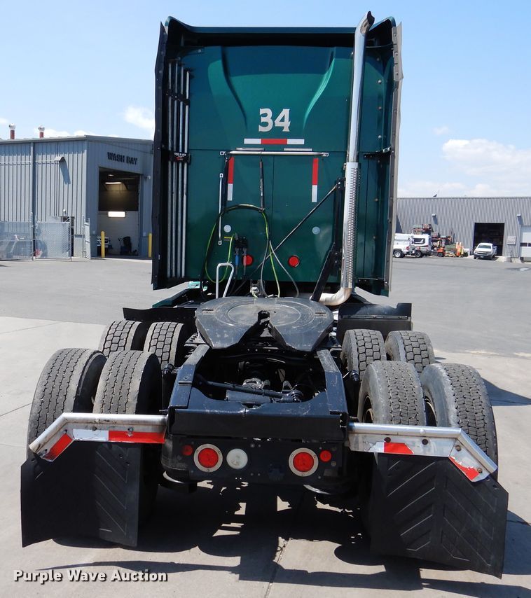 image for item GE9424 2015 Mack CXU613  semi truck