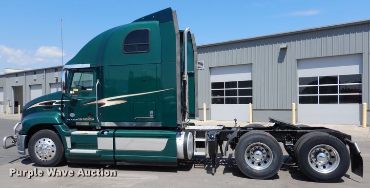 image for item GE9424 2015 Mack CXU613  semi truck