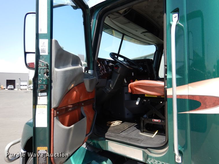 image for item GE9424 2015 Mack CXU613  semi truck