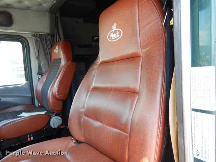 image for item GE9424 2015 Mack CXU613  semi truck