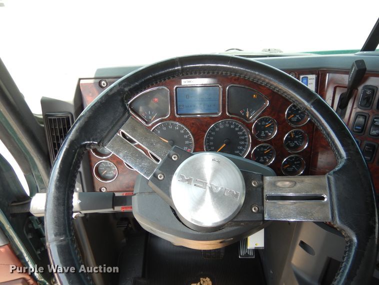 image for item GE9424 2015 Mack CXU613  semi truck