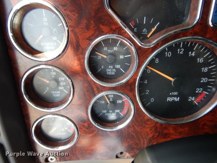 image for item GE9424 2015 Mack CXU613  semi truck