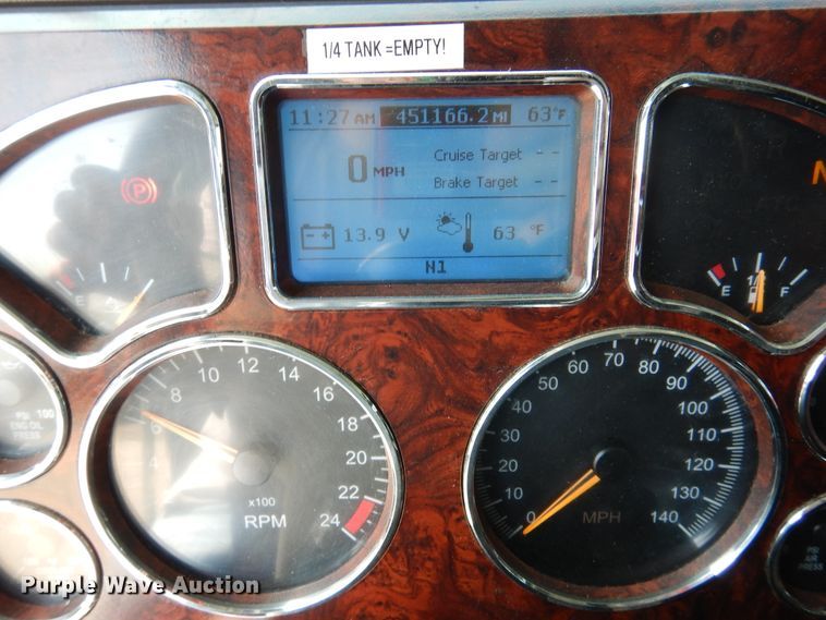 image for item GE9424 2015 Mack CXU613  semi truck