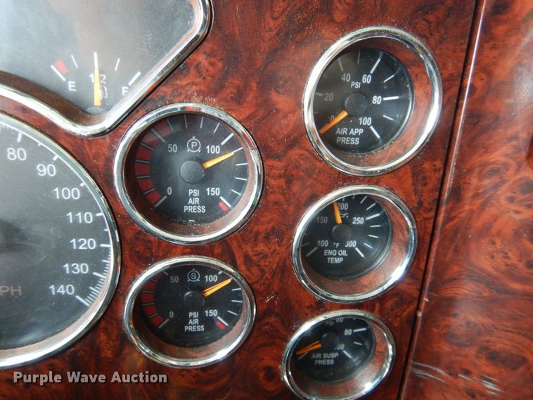 image for item GE9424 2015 Mack CXU613  semi truck