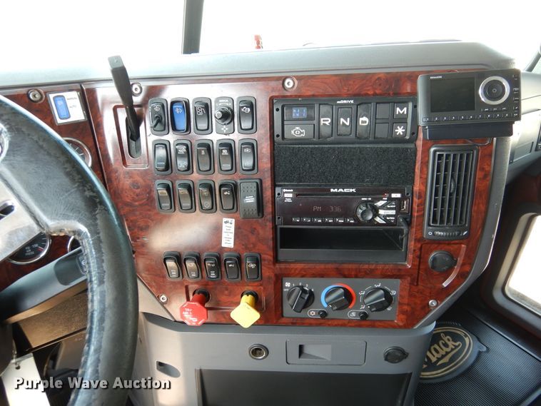 image for item GE9424 2015 Mack CXU613  semi truck