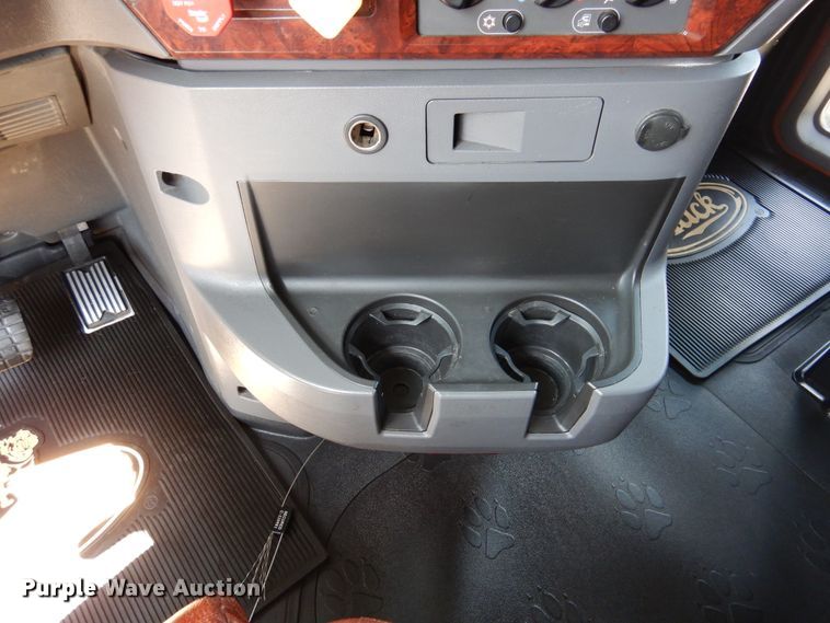 image for item GE9424 2015 Mack CXU613  semi truck