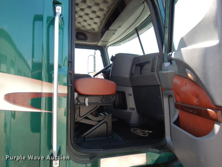 image for item GE9424 2015 Mack CXU613  semi truck