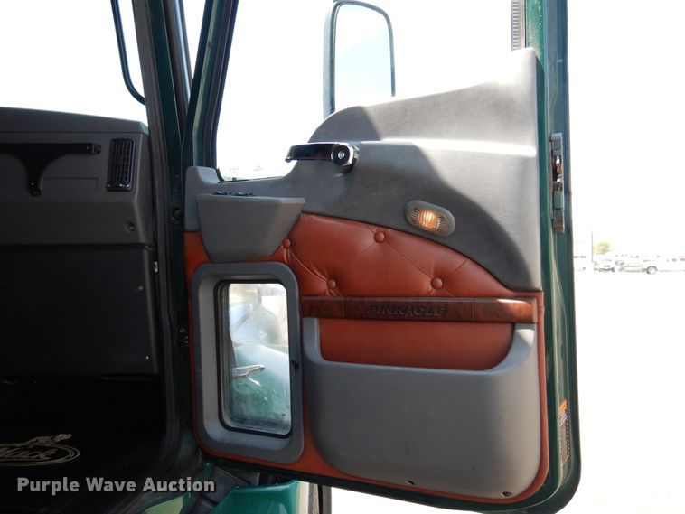 image for item GE9424 2015 Mack CXU613  semi truck