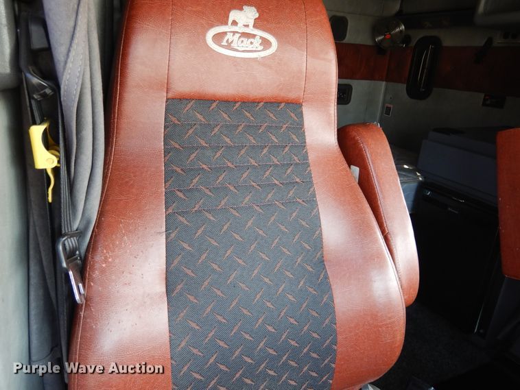 image for item GE9424 2015 Mack CXU613  semi truck