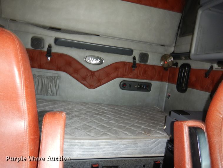 image for item GE9424 2015 Mack CXU613  semi truck