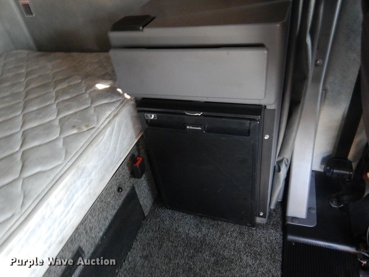 image for item GE9424 2015 Mack CXU613  semi truck