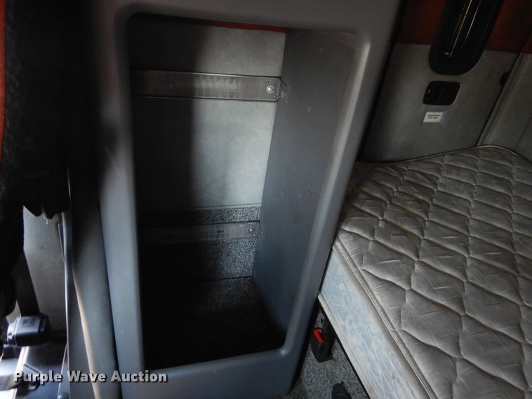 image for item GE9424 2015 Mack CXU613  semi truck