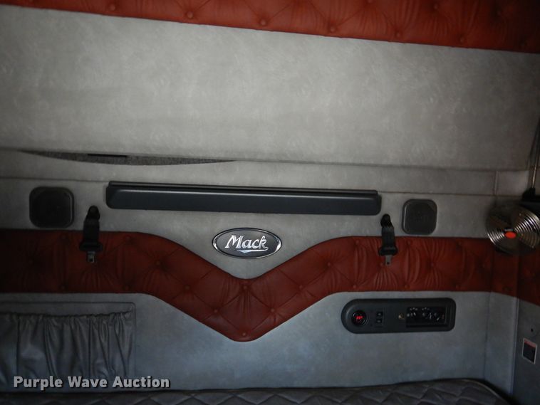 image for item GE9424 2015 Mack CXU613  semi truck