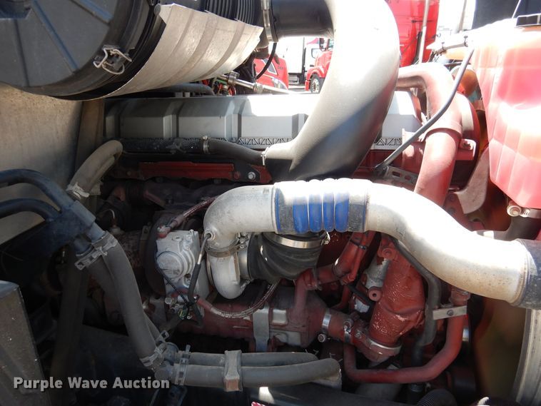 image for item GE9424 2015 Mack CXU613  semi truck