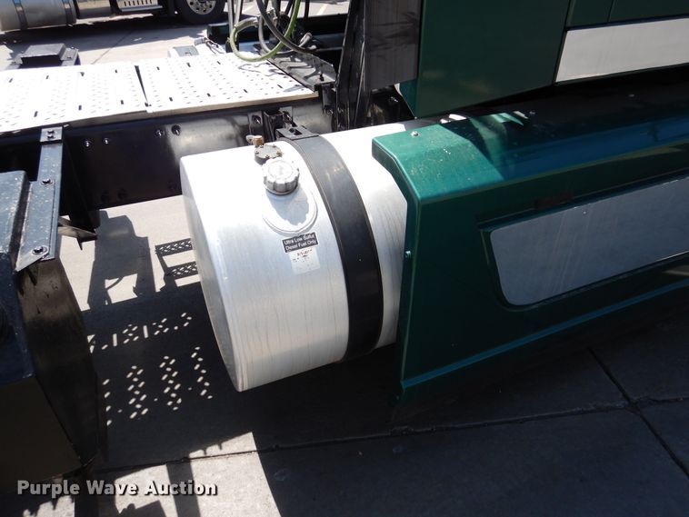 image for item GE9424 2015 Mack CXU613  semi truck