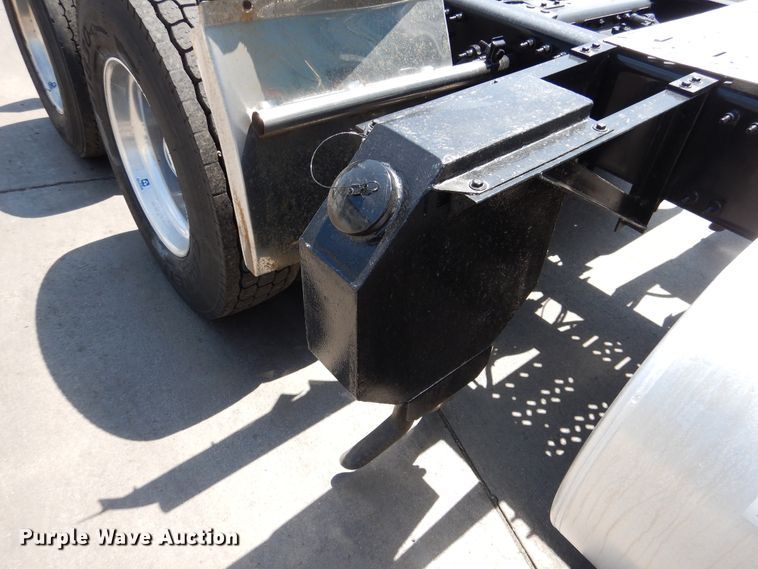 image for item GE9424 2015 Mack CXU613  semi truck