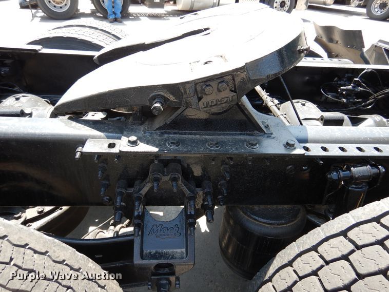 image for item GE9424 2015 Mack CXU613  semi truck