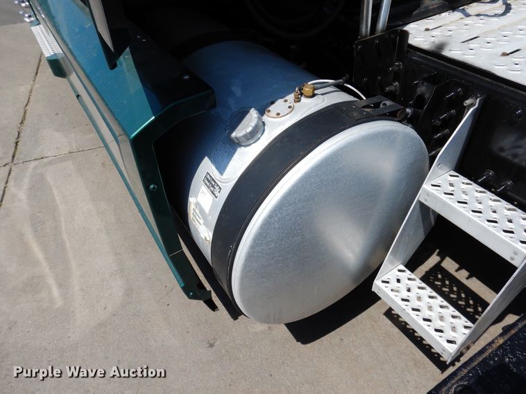 image for item GE9424 2015 Mack CXU613  semi truck